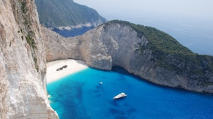 Плажът „Навагио” на гръцкия остров Закинтос остава затворен и това лято