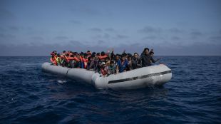  Лодка с 33 мигранти е открита южно от Крит