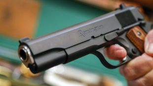 Щатът Тенеси приема законопроект, позволяващ на учителите да носят оръжие, година след масова стрелба