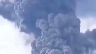 Вулканът Ибу отново изригна, хвърли пепел на 2 км височина