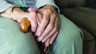 106-годишна баба не стои без работа