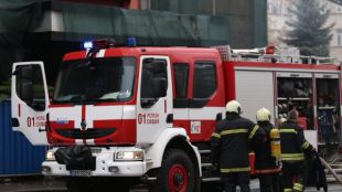 Евакуираха 12 души от пламнали зъботехническа лаборатория и офис във Велико Търново