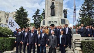 Партия „Възраждане“ стартира предизборната си кампания от знаковия паметник „Майка България“ във Велико Търново