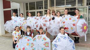 Чадъри с ръчно рисувани шевици украсяват СУ “Емилиян Станев” във Велико Търново