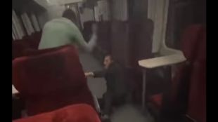 "Ще те потроша. Имам жълта книжка": Мъж нападна кондуктор в пътнически влак