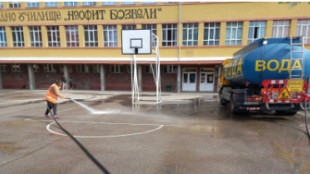 Дворовете на училищата в София ще бъдат почистени и измити до 23 май
