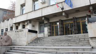 Прокуратурата разследва случай с младеж, паркирал кола до паметника "Майка България" във Велико Търново, за да се снима