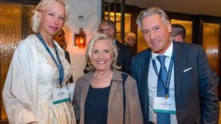 Хилъри Клинтън пристигна на посещение в България по покана на Домусчиев